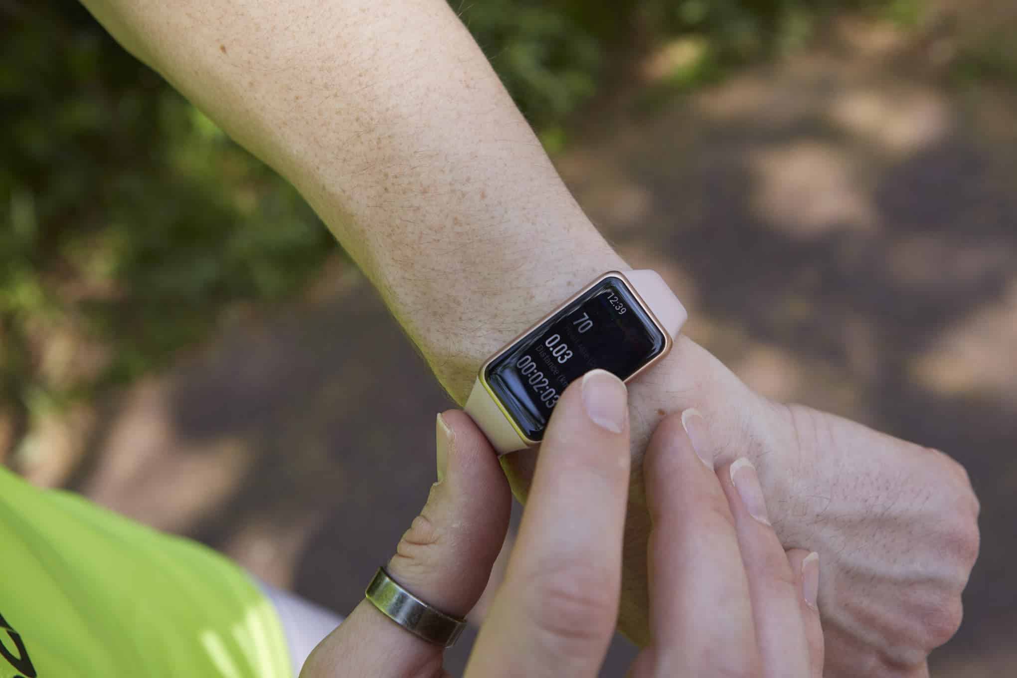 Aktiivisuusranneke henkilön ranteessa ulkona.