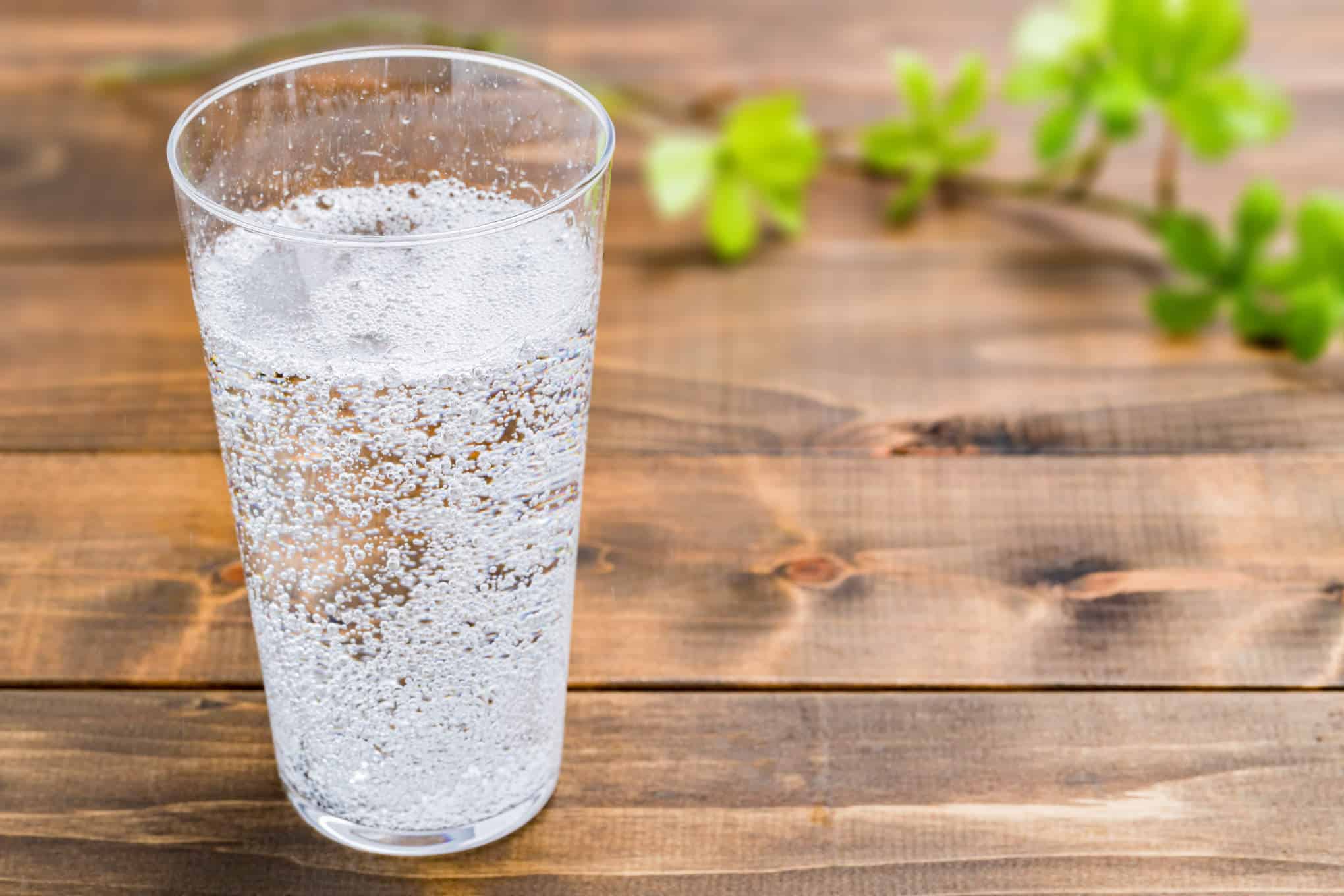 Hiilihapotettua vettä lasissa.