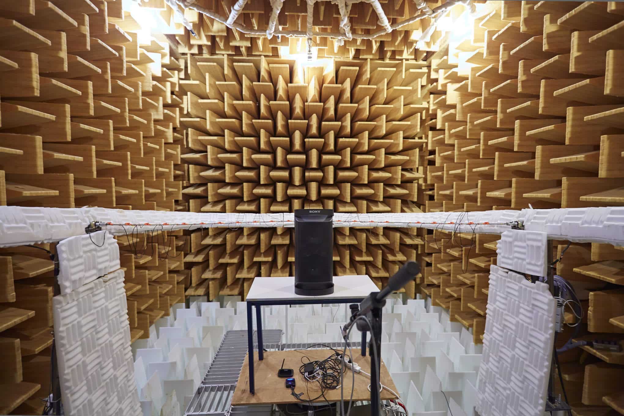 Kannettava bluetooth-kaiutin ja testauslaitteistoa kaiuttomassa huoneessa.