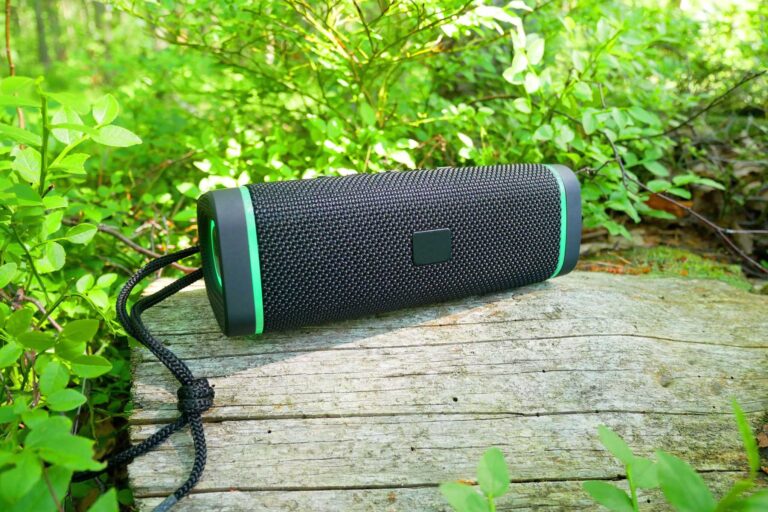 Kannettava bluetooth-kaiutin.