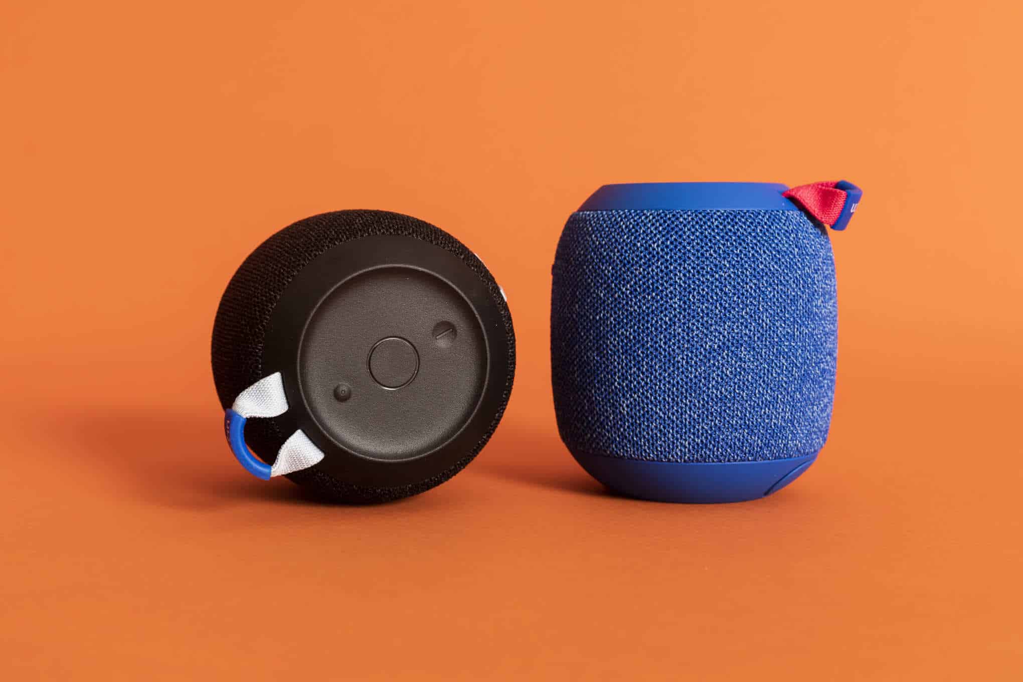 Kaksi kannettavaa bluetooth-kaiutinta.