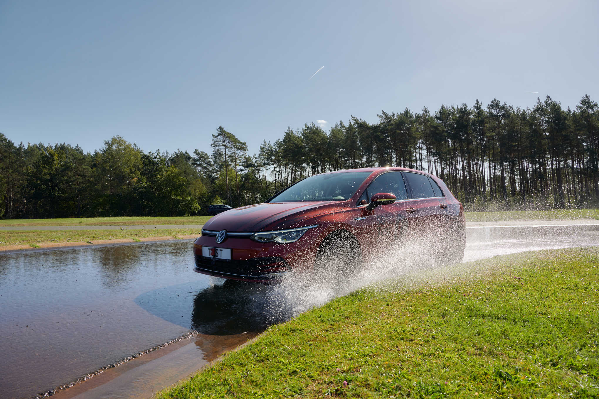 Autolla ajetaan märällä ajoradalla.