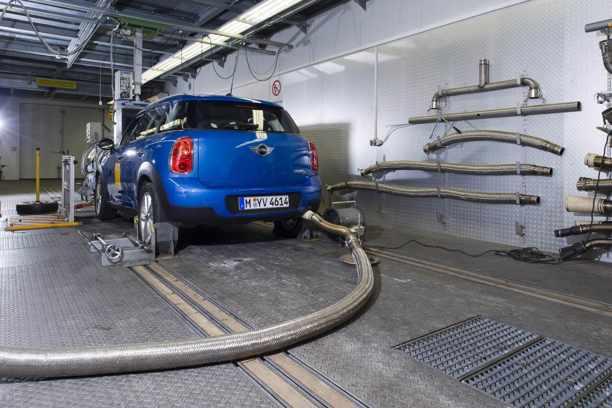 Auto kulutus- ja päästömittauksessa laboratoriossa.