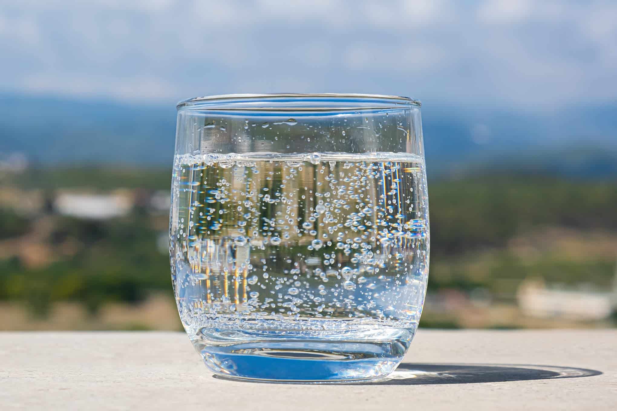 Lasi, jossa on hiilihapollista vettä.
