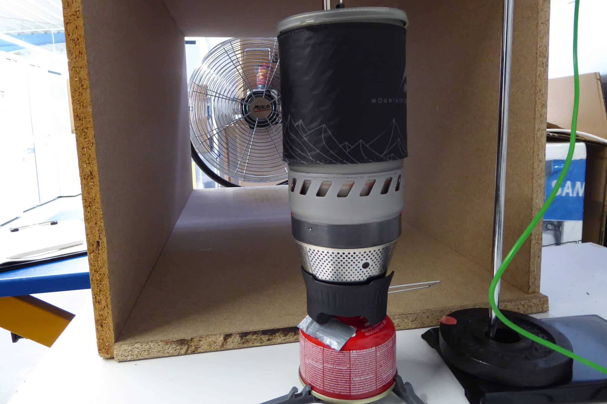 Kaasukeitin, jota kohti puhalletaan ilmaa tuulettimella.