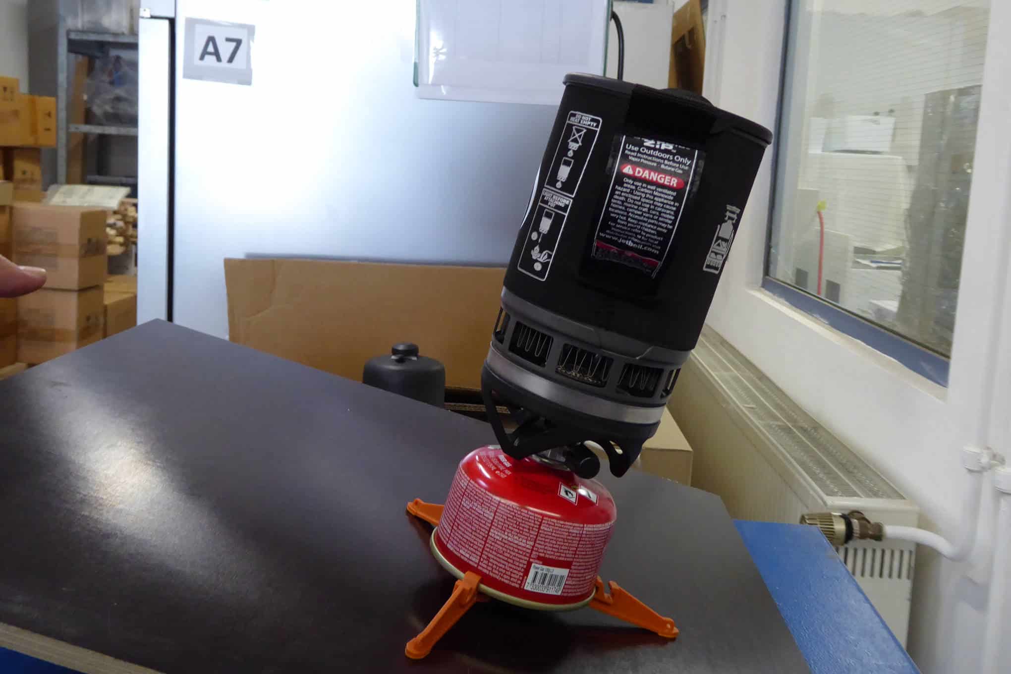 Kaasukeitin, joka on kaltevalla tasolla.