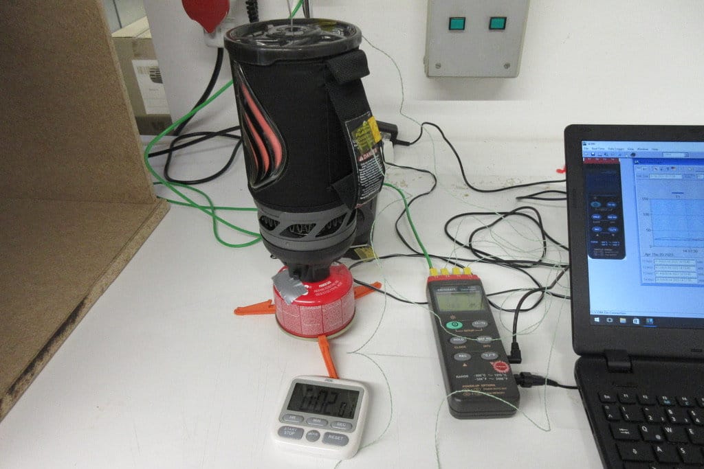 Kaasukeitin, erilaisia mittareita ja tietokone.