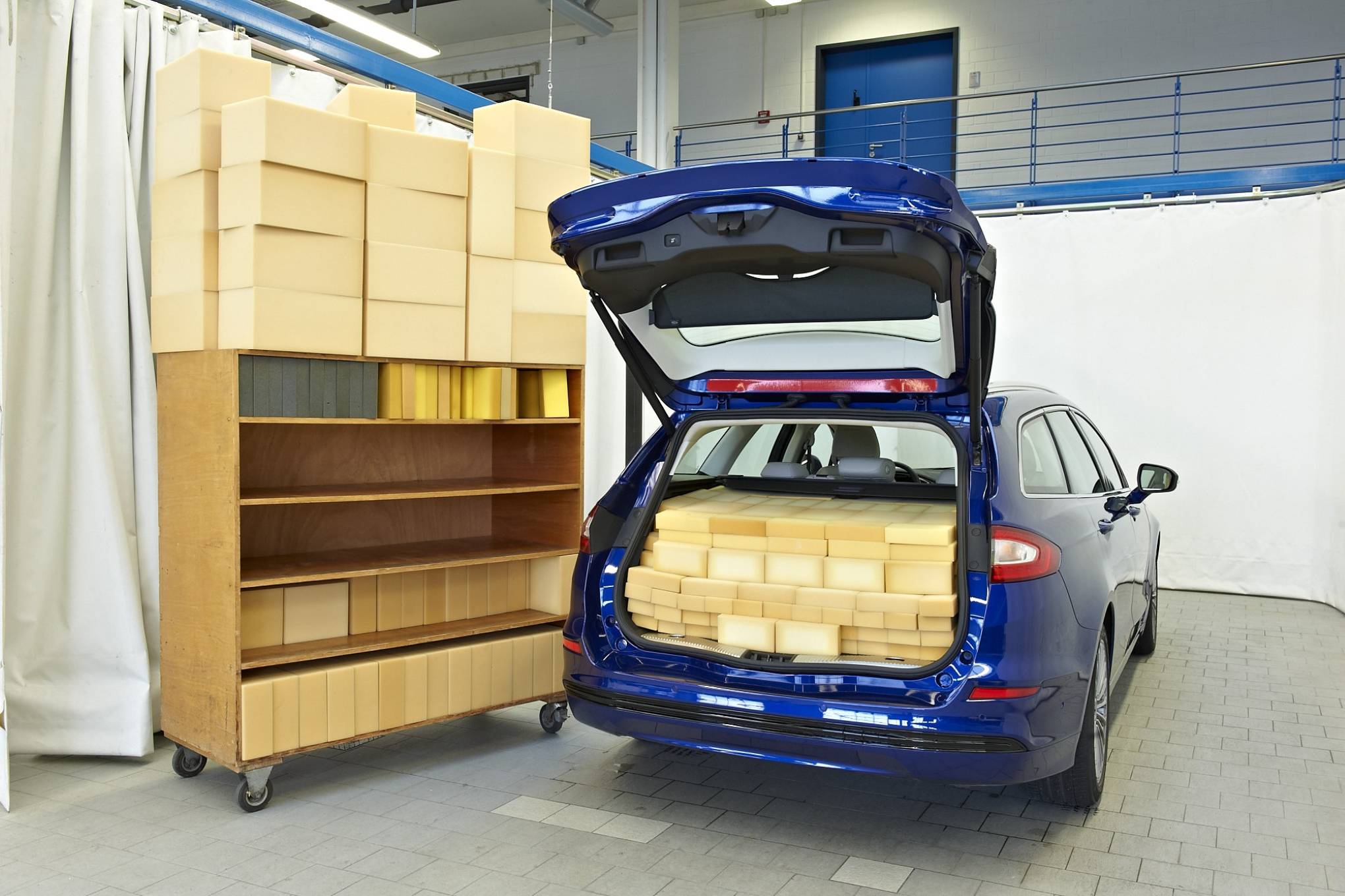 Auto, jonka tavaratilassa on paketteja.