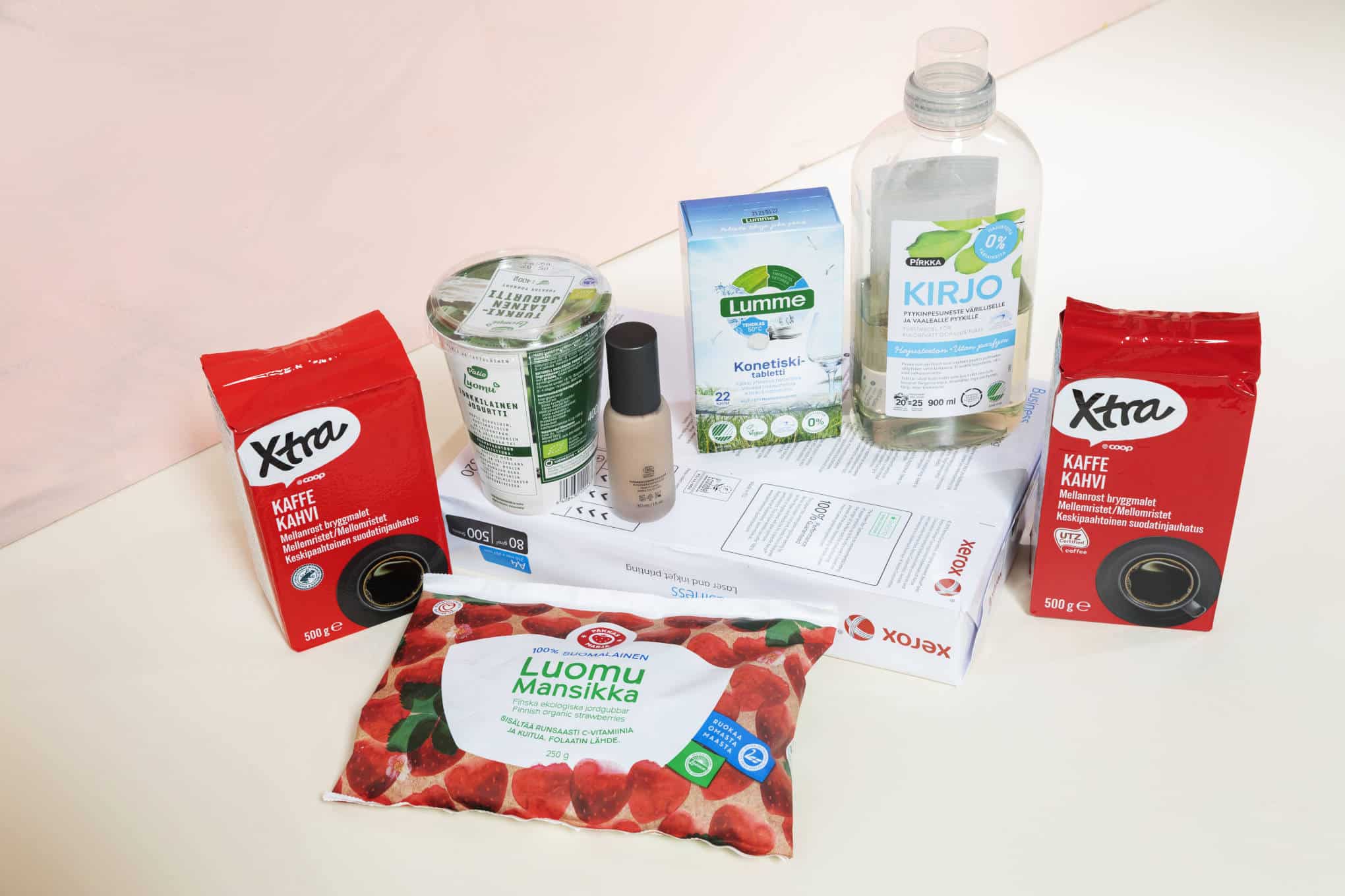 Elintarvikkeita, pesuaineita ja kynsilakka.