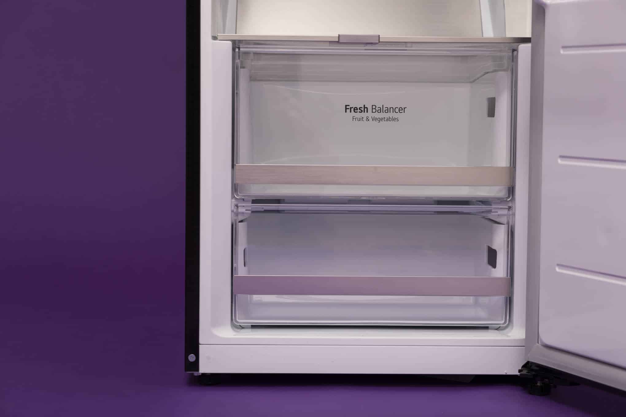 Avoinna oleva jääkaappi.