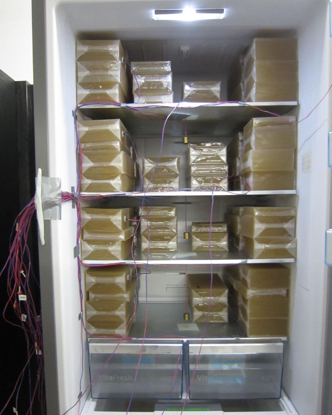 Elintarvikkeita simuloivia pakkauksia jääkaapin sisällä.