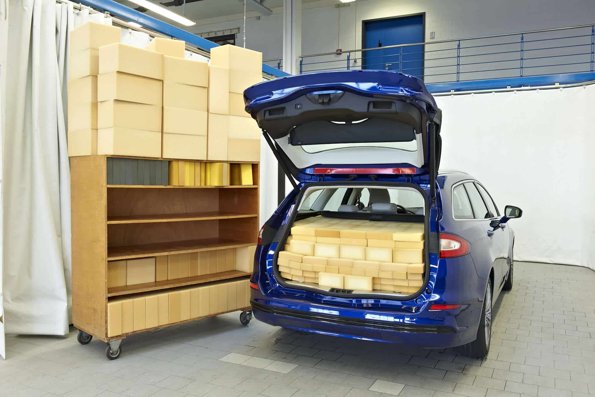 Auto, jonka tavaratilassa on paketteja.