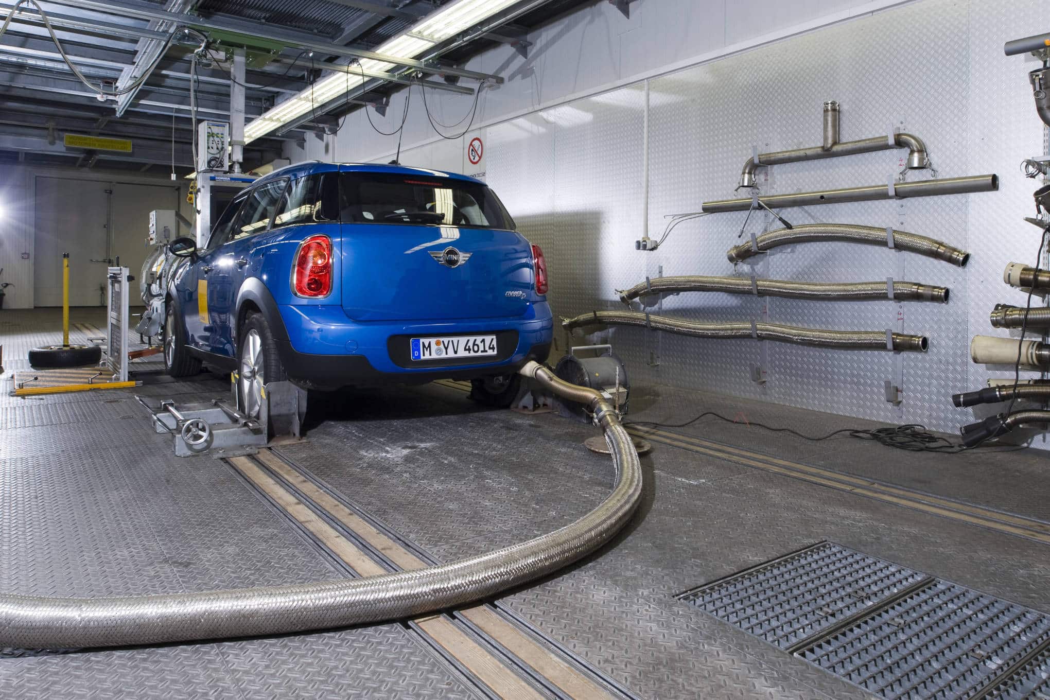 Auto kulutus- ja päästömittauksessa laboratoriossa.