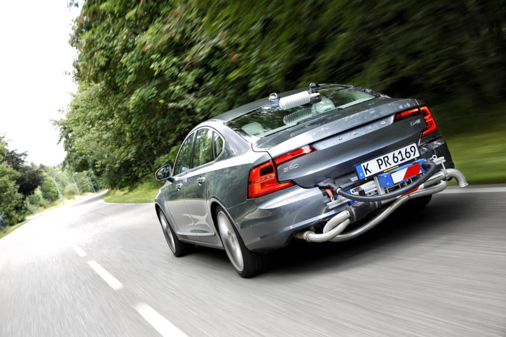 Autolla ajetaan tiellä. Autoon on kiinnitetty päästömittauslaitteistoa.