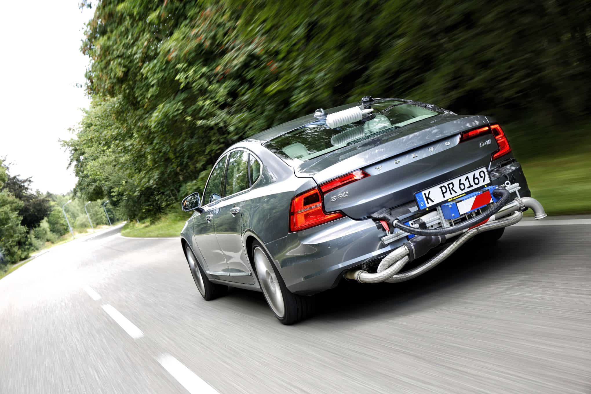 Autolla ajetaan tiellä. Autoon on kiinnitetty päästömittauslaitteistoa.