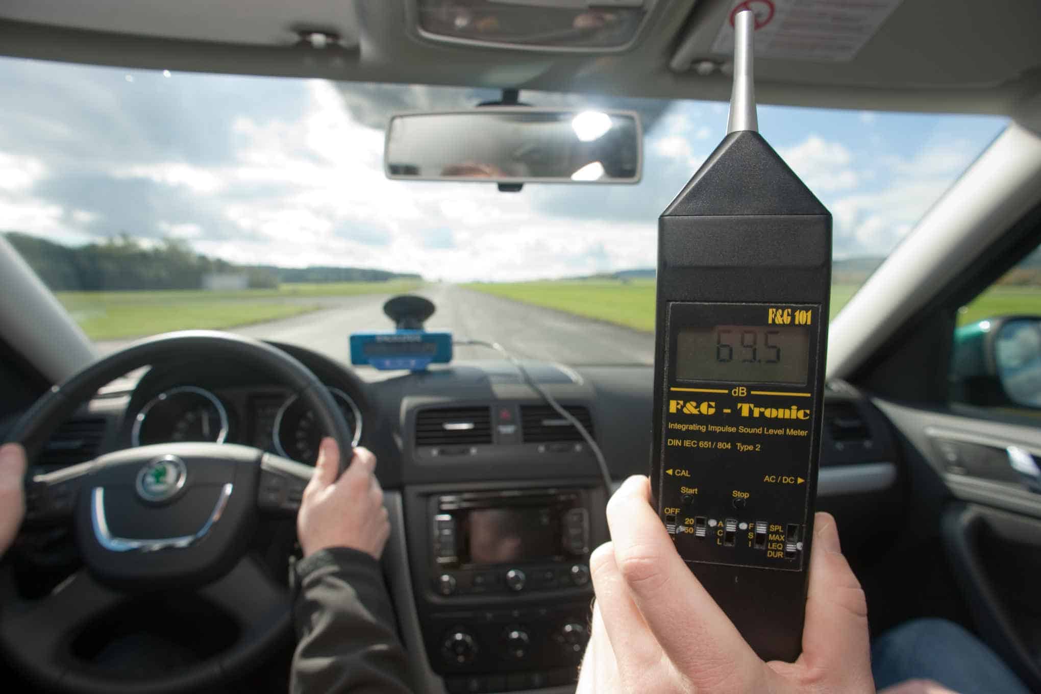 Autolla ajetaan. Autossa on melumittari.