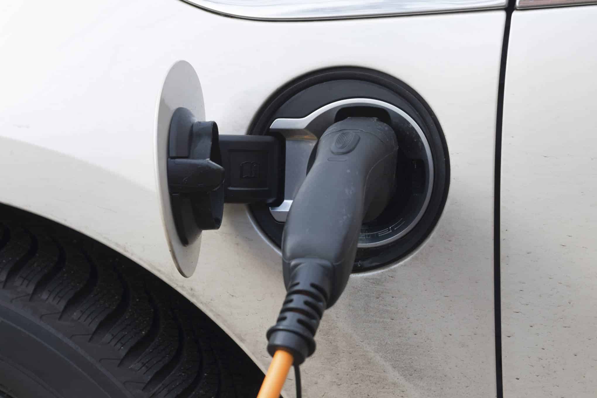 Sähköauton laturi, jolla ladataan sähköautoa.