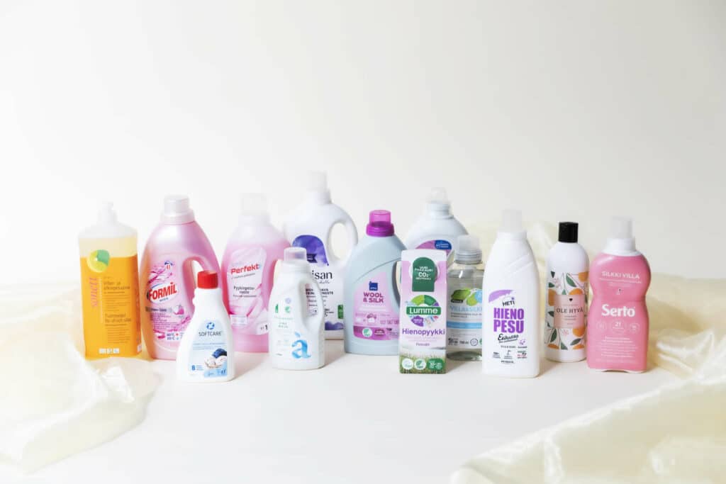 Useiden eri tuotemerkkien hienopesuainepulloja.