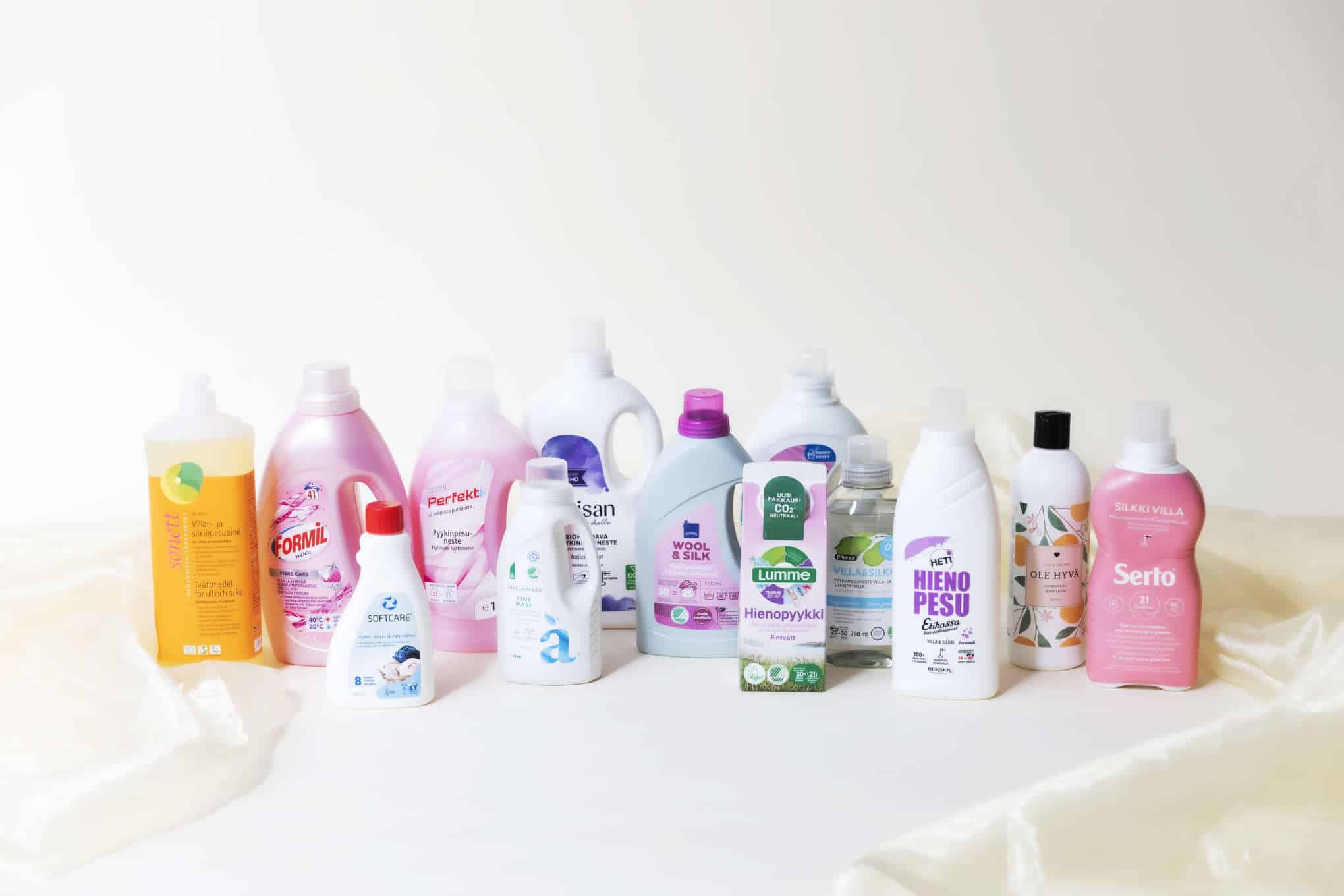 Useiden eri tuotemerkkien hienopesuainepulloja.