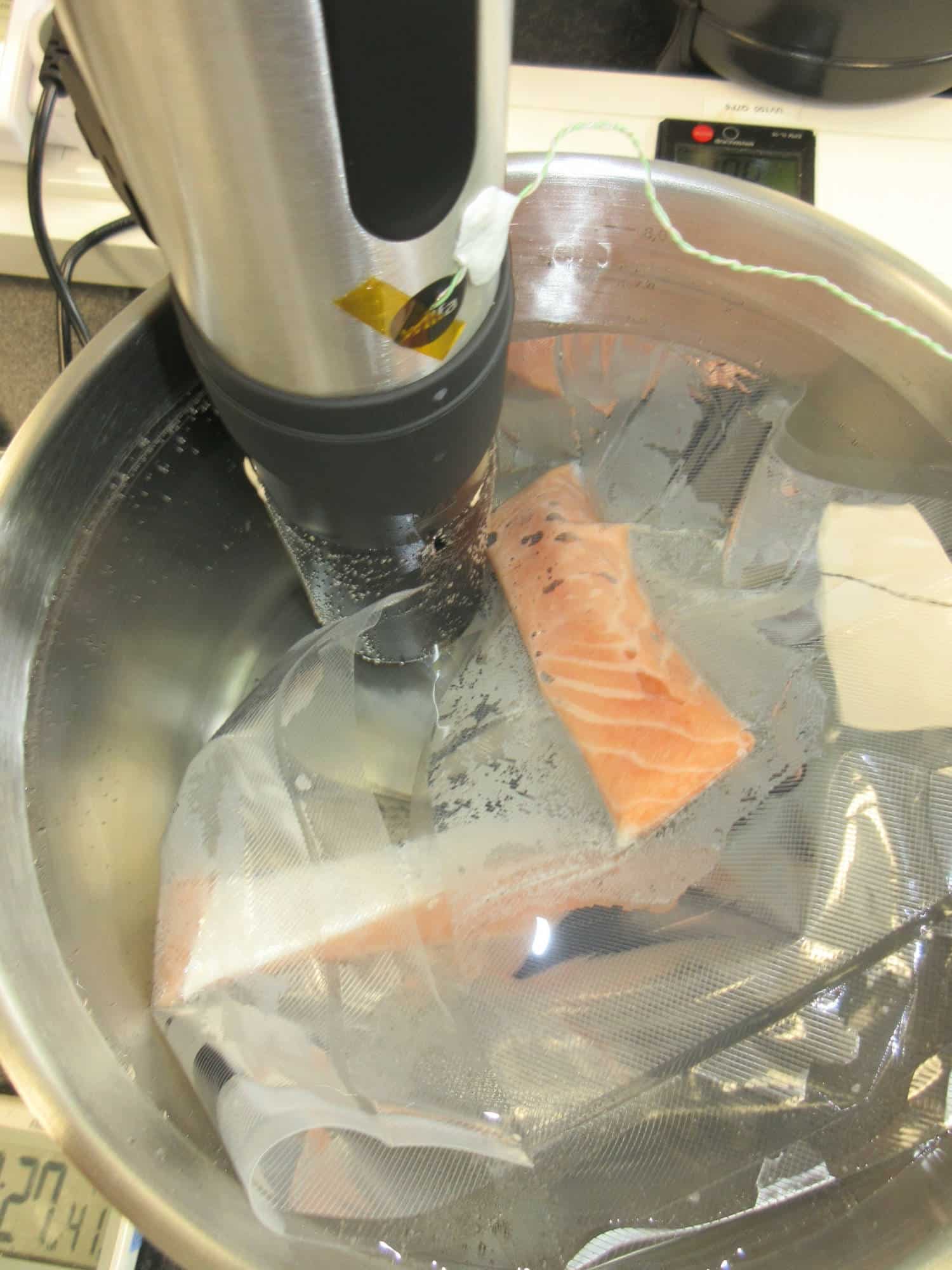 Kattilassa valmistetaan ruokaa sous vide -menetelmällä.