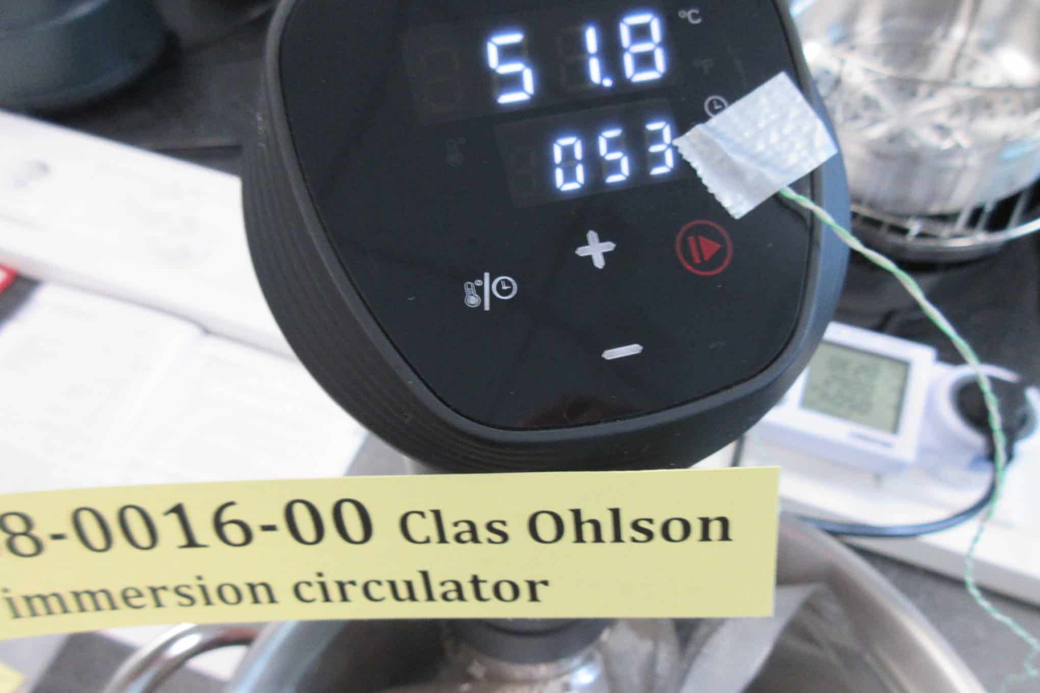 Sous vide -sirkulaattori laboratoriossa.