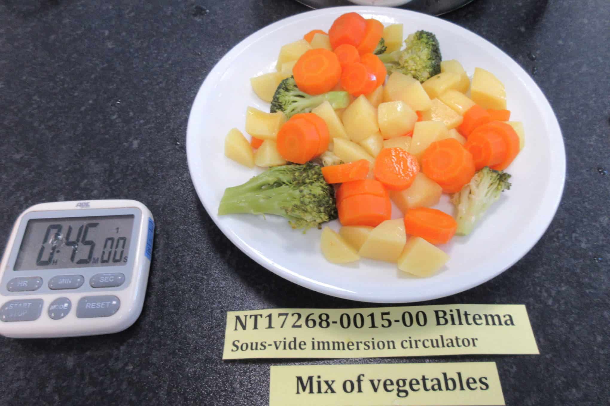 Sekuntikello sekä lautanen, jonka päällä on kasvissekoitusta.