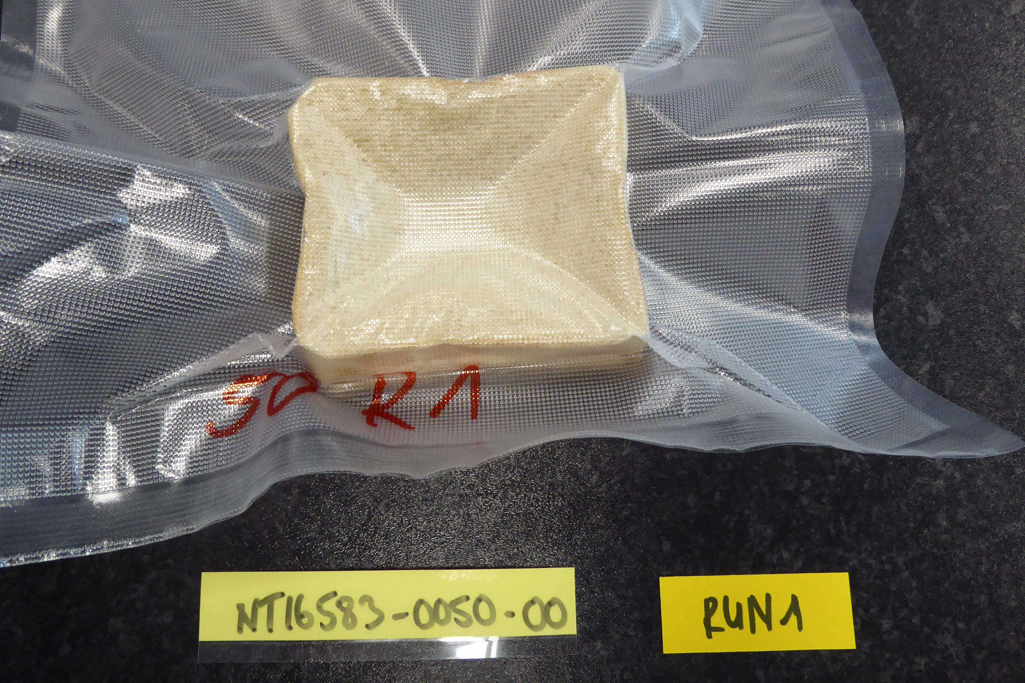 Tyhjiöpakkauslaitteella vakumoitua leipää.