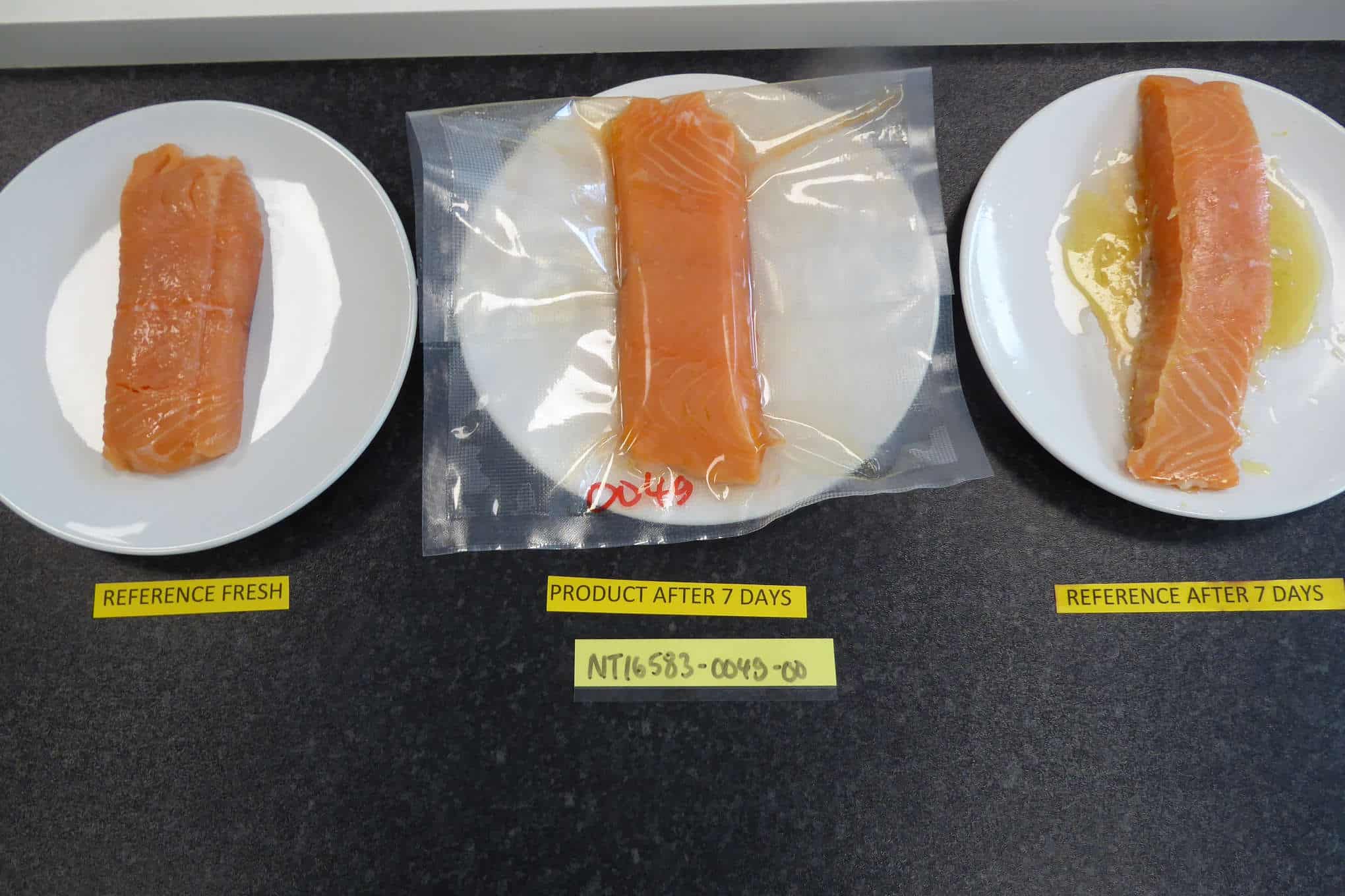 Kolme lohipalaa, joista yksi on tyhjiöpakkauslaitteella vakumoidussa pakkauksessa.