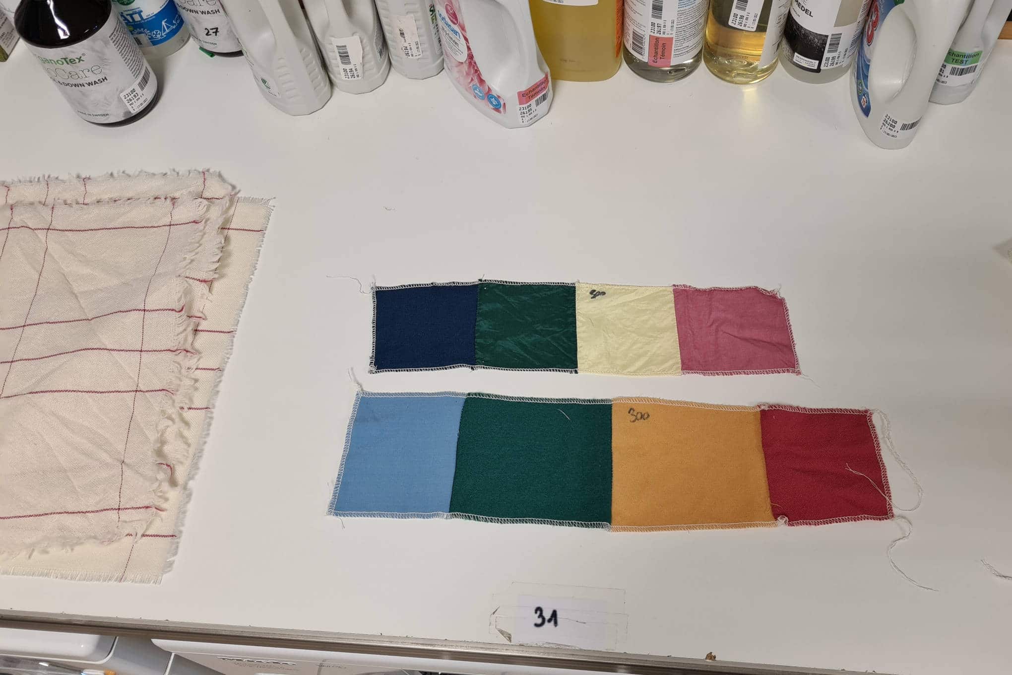 Pesuainepulloja ja eri värisiä kangaspaloja.