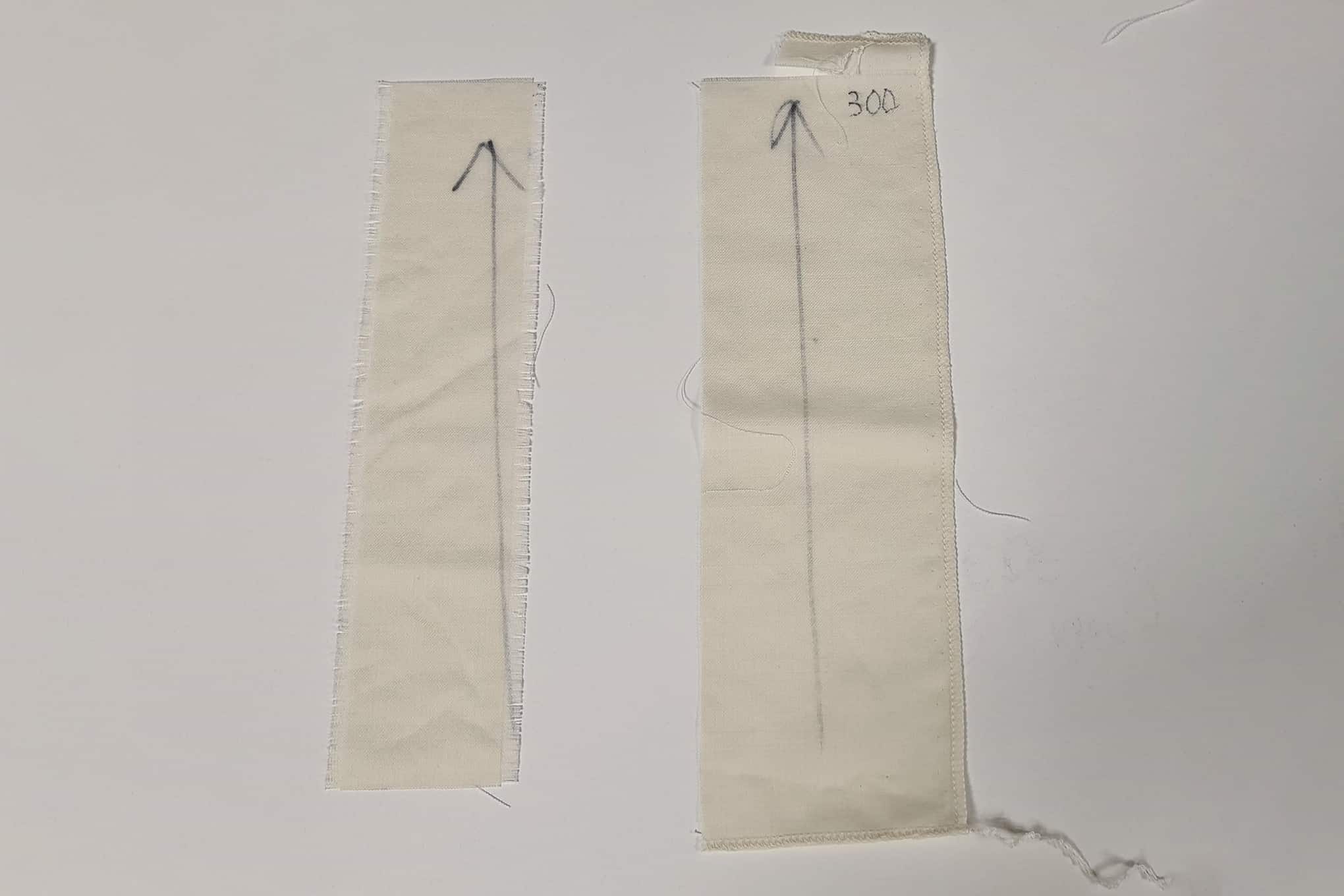 Kaksi kangaspalaa, joihin on piirretty nuoli.