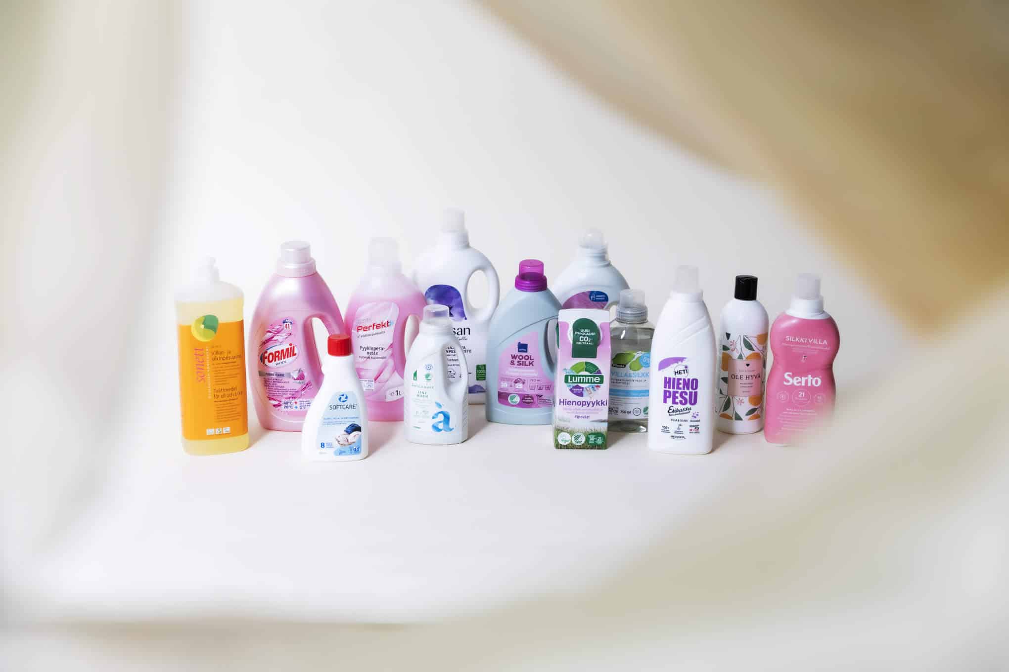 Useiden eri tuotemerkkien hienopesuainepulloja.