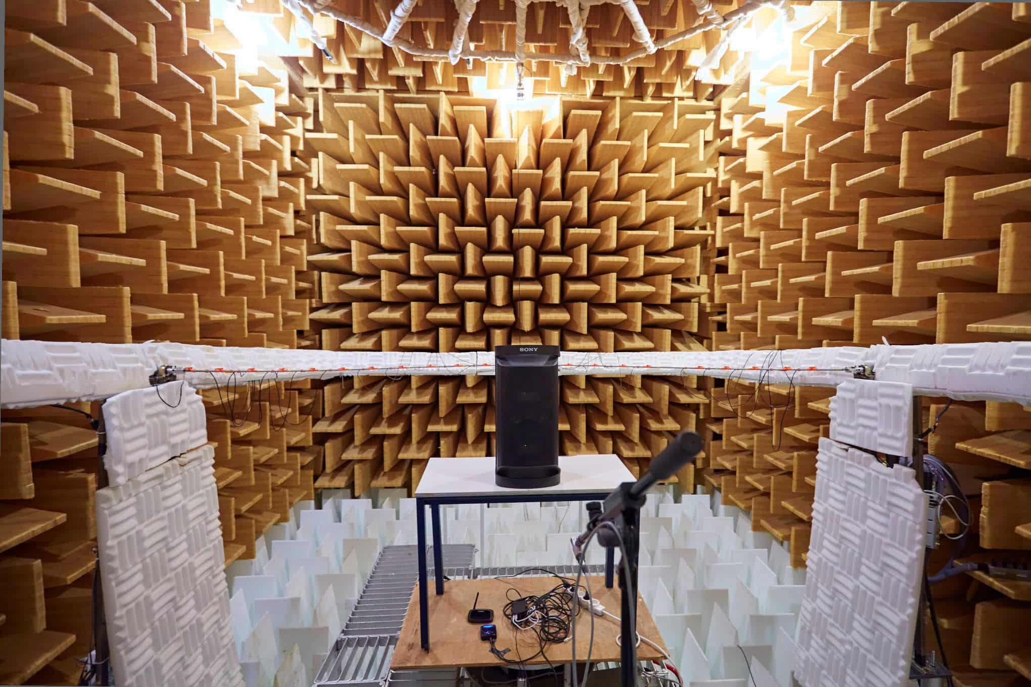 Kaiutin ja kaiuttimen testauslaitteistoa kaiuttomassa huoneessa.