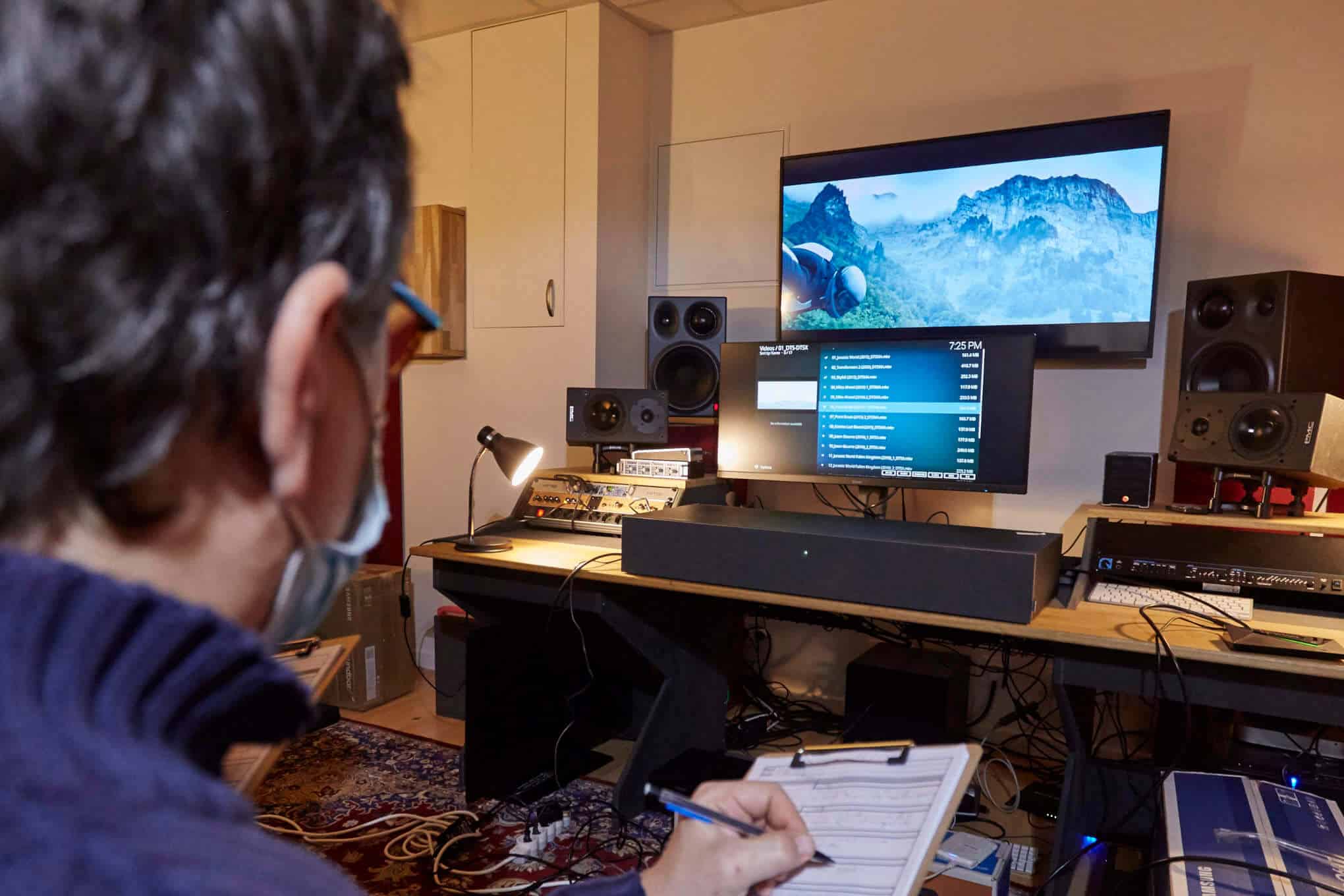 Koekuuntelija, kaiuttimia ja muuta elektroniikkaa olohuonetta vastaavassa tilassa.