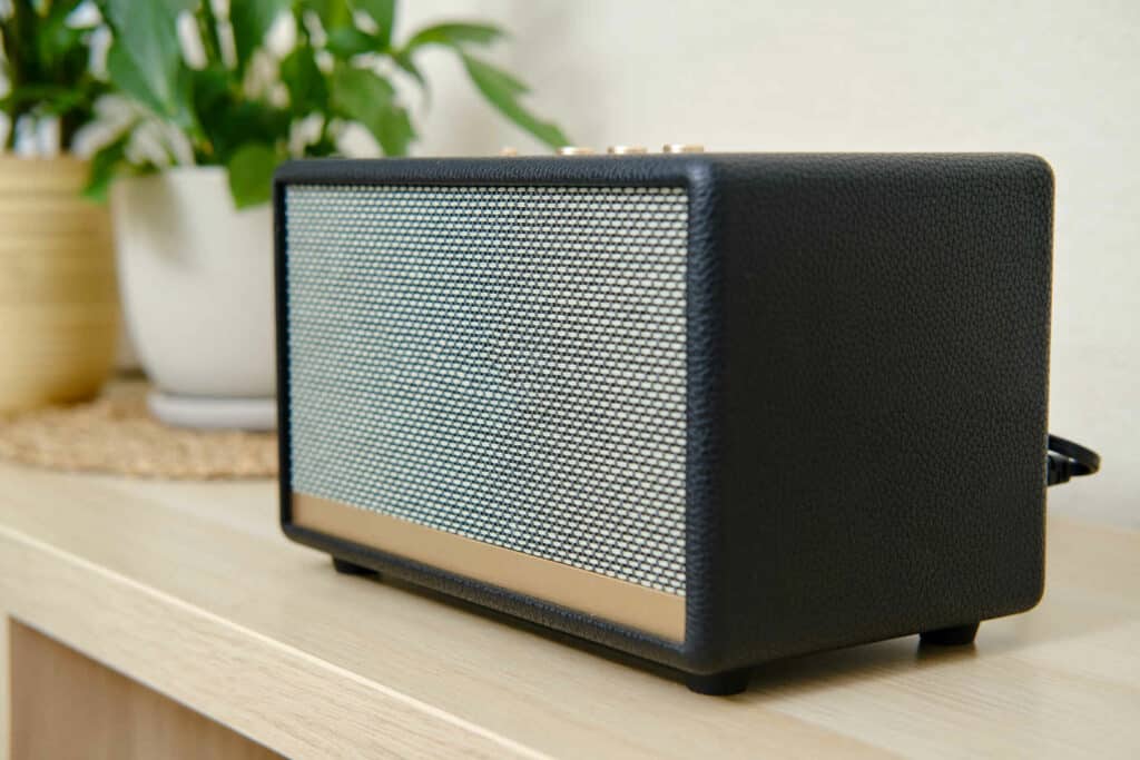 Langaton kotikaiutin, joka on pöytätasolla.