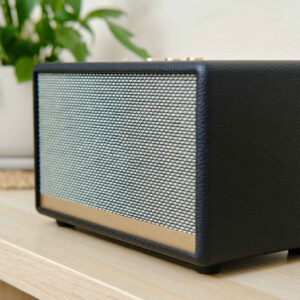 Langaton kotikaiutin, joka on pöytätasolla.