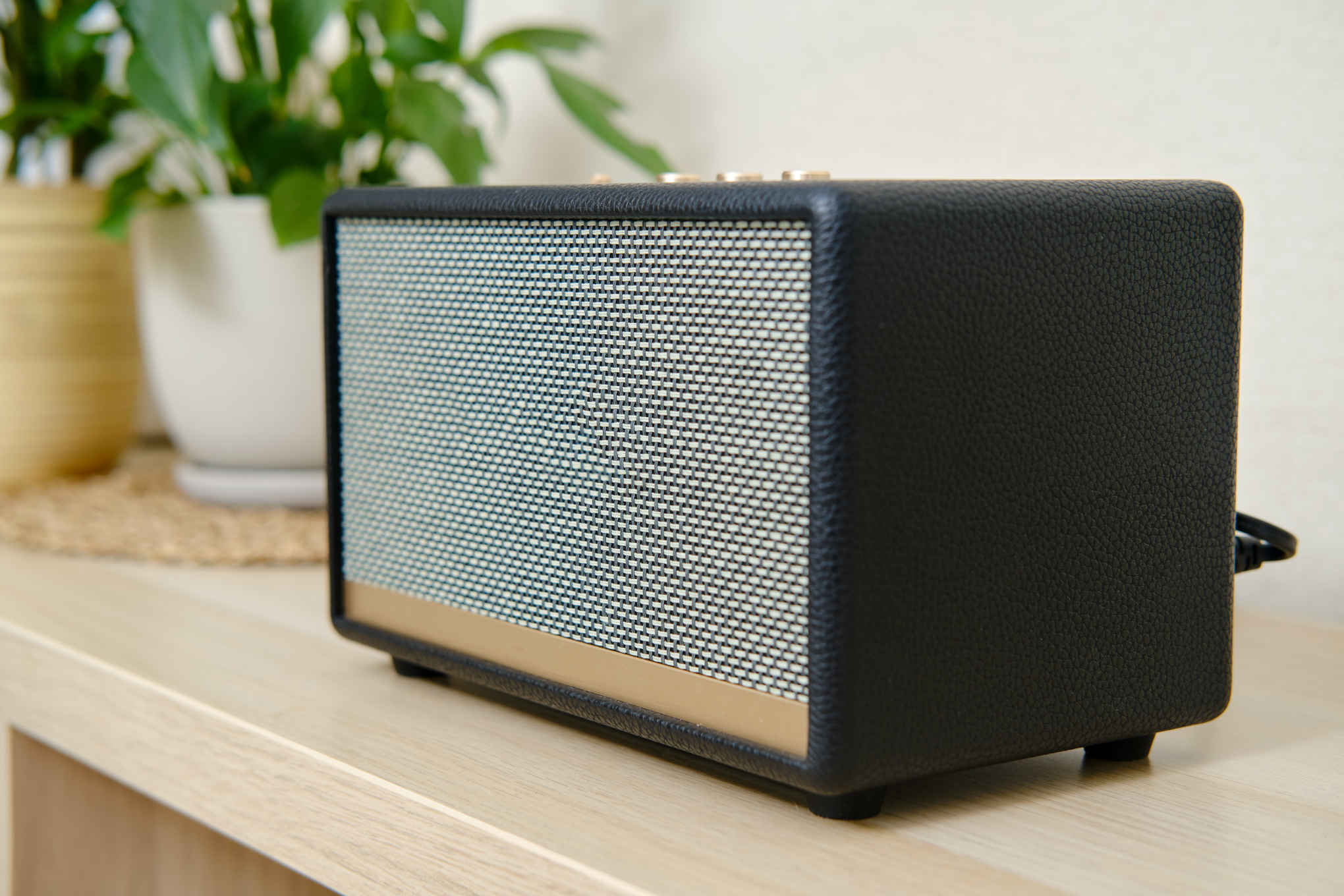 Langaton kotikaiutin, joka on pöytätasolla.