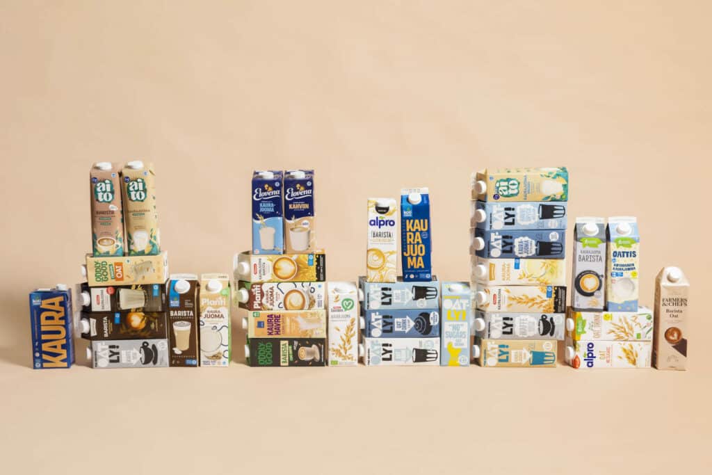 Usean eri tuotemerkin kaurajuomapurkkeja.