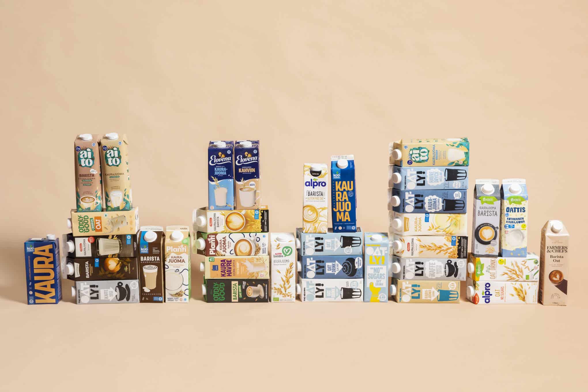 Usean eri tuotemerkin kaurajuomapurkkeja.