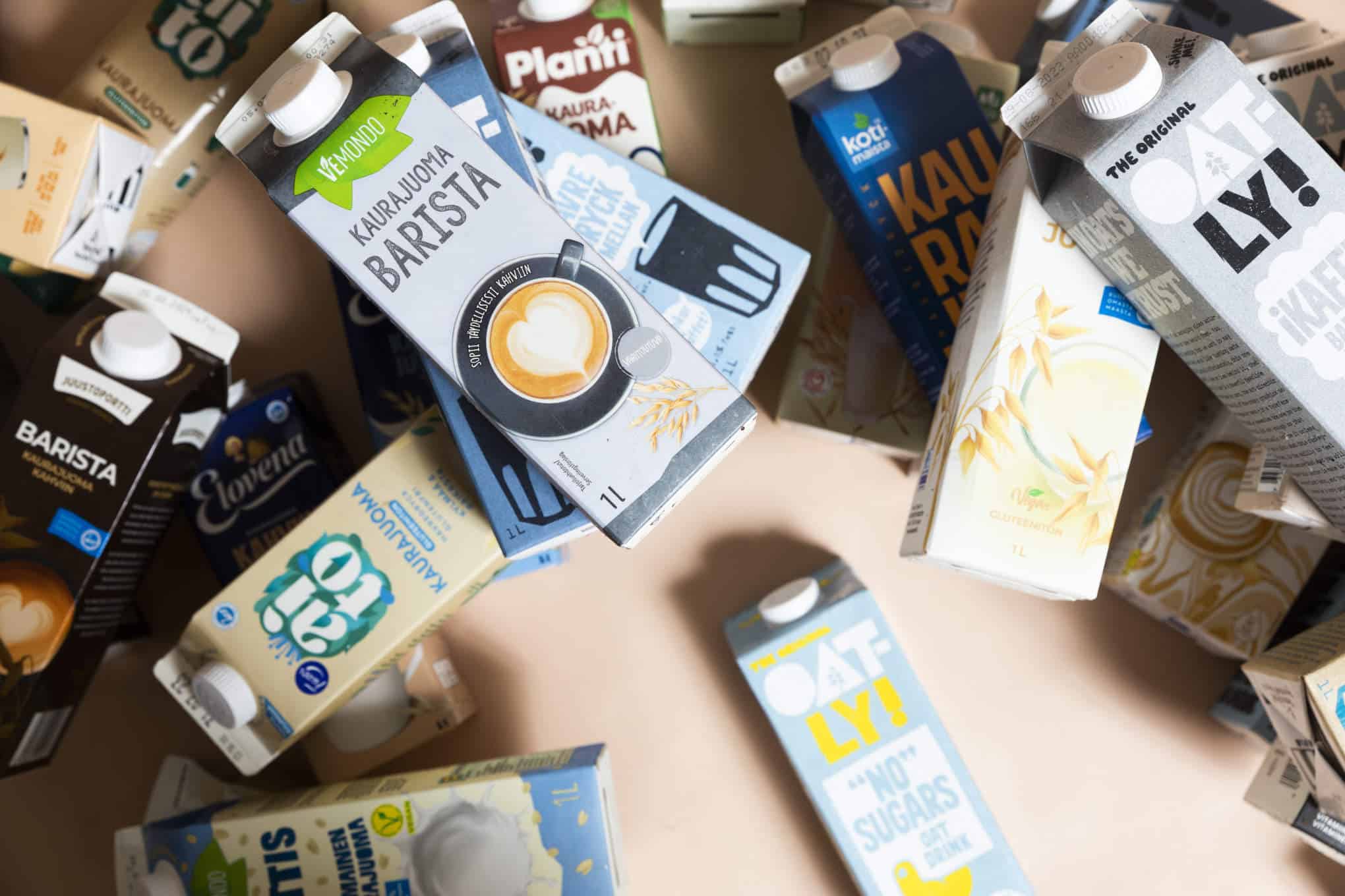 Useiden eri tuotemerkkien kaurajuomapurkkeja.