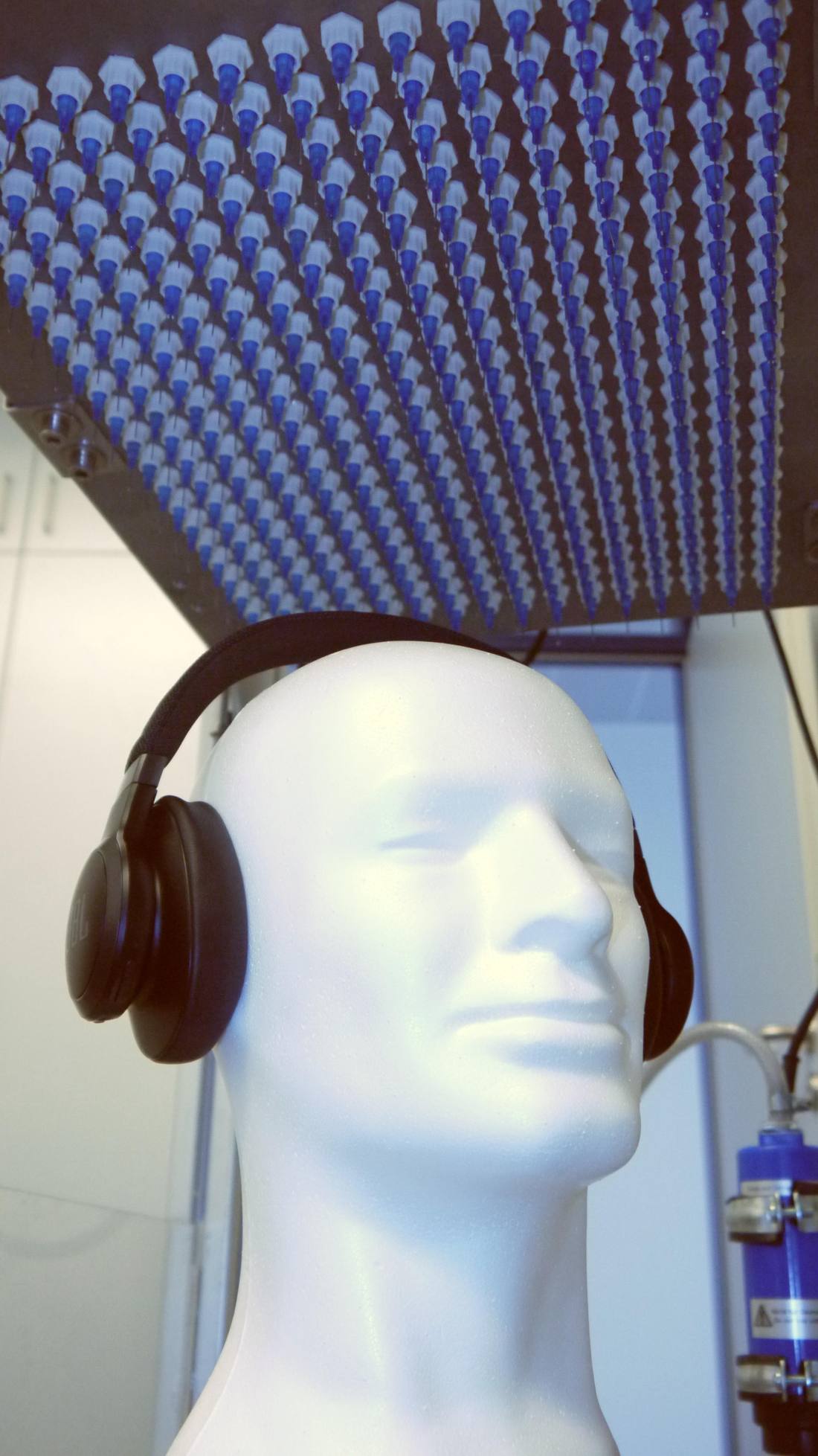 Kuulokkeet ja testauslaitteistoa laboratoriossa.