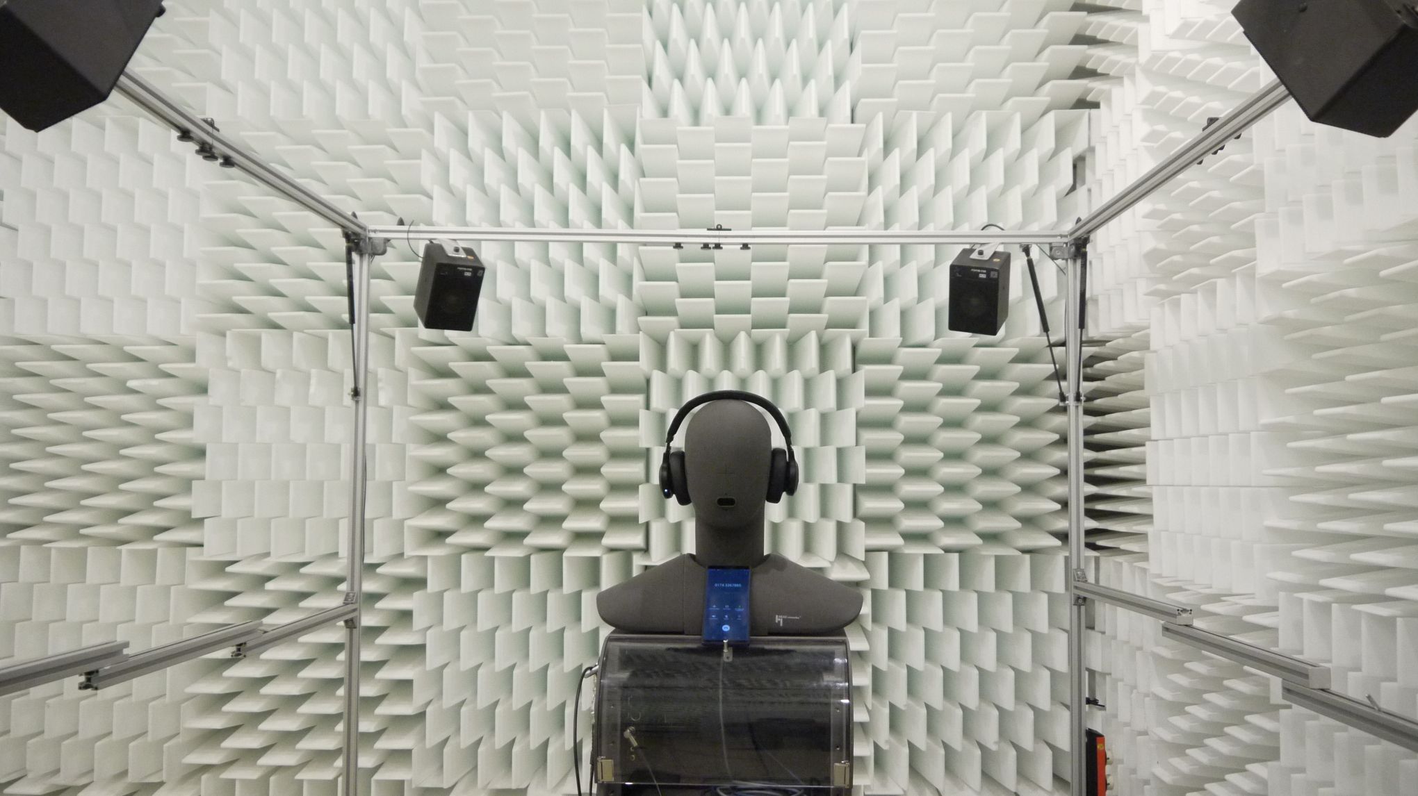 Kuulokkeet testauslaboratoriossa.