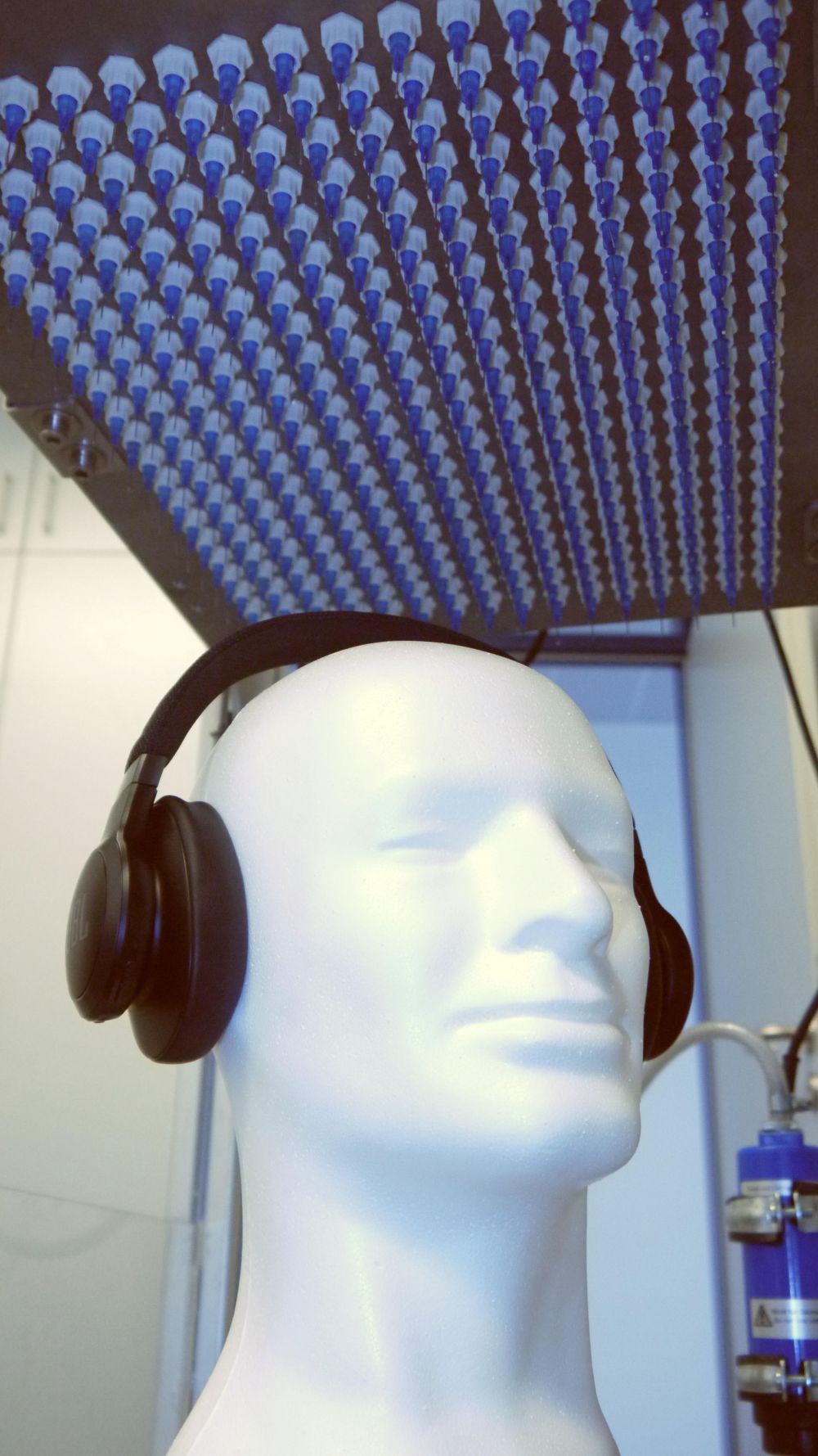 Kuulokkeet testasulaboratoriossa.