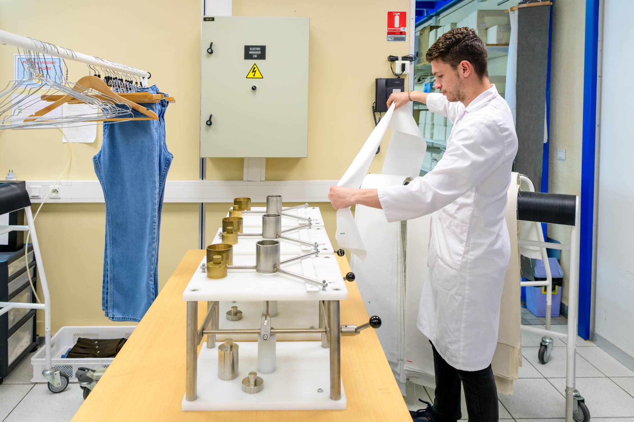 Testaajia laboratoriossa.