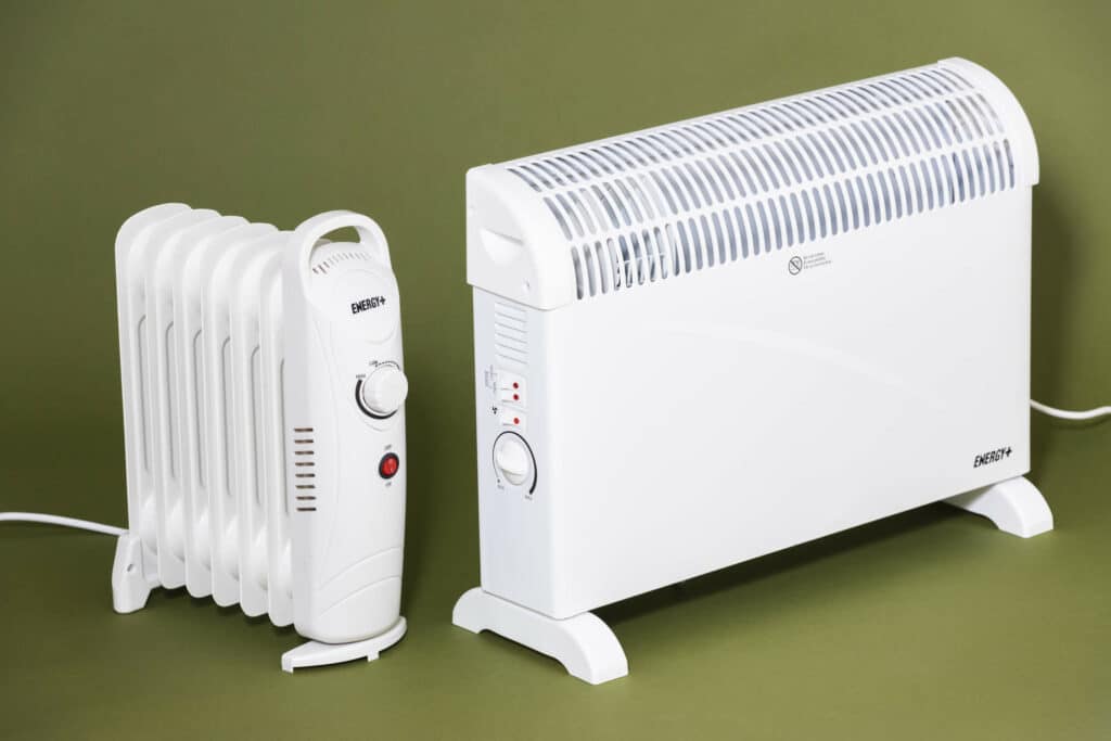 Lisälämmitin kannattaa valita omien tarpeiden mukaan – sähköpatterit lämmittävät nopeasti ja tehokkaasti, mutta öljytäytteisillä on omat etunsa