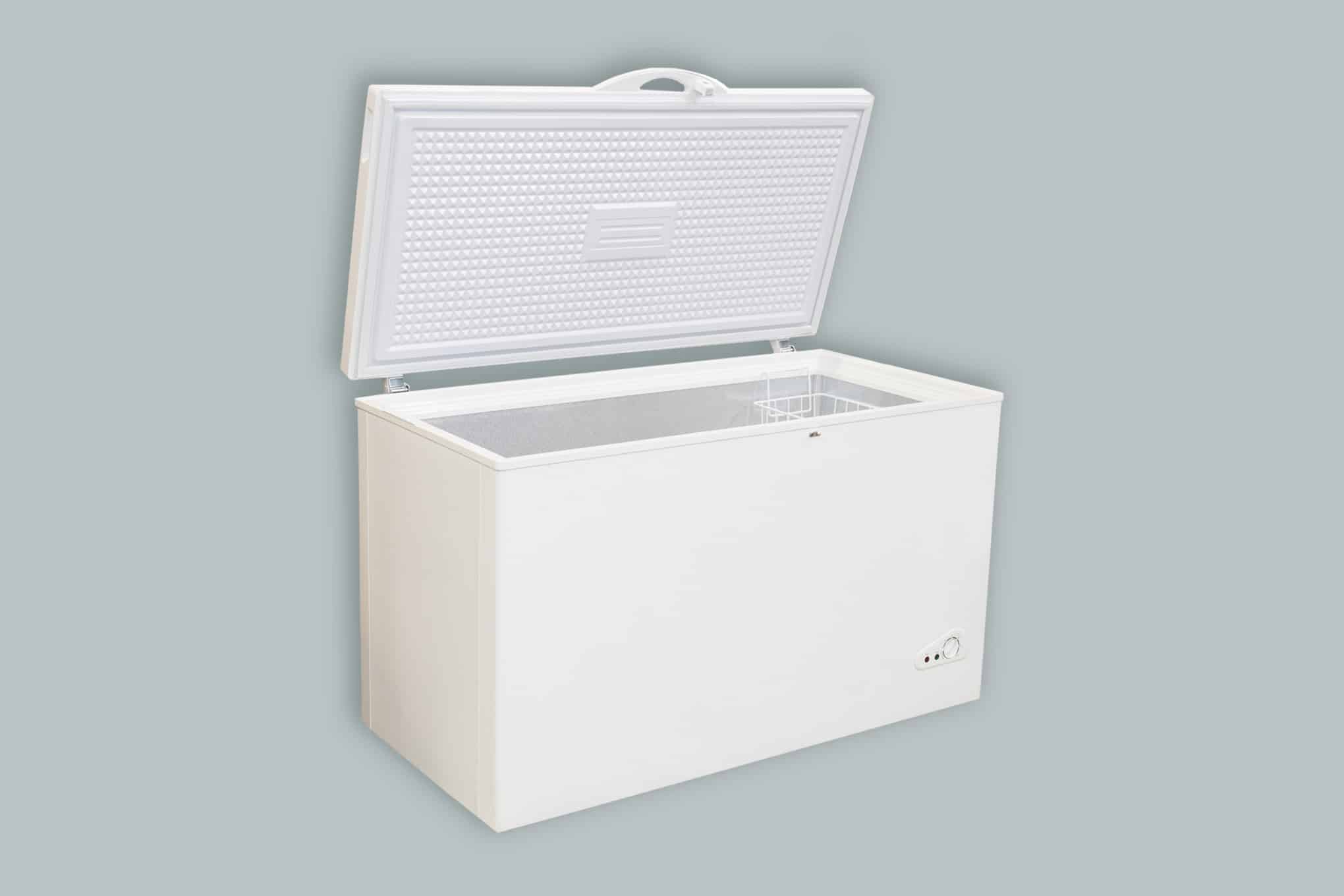 Valkoinen arkkupakastin.