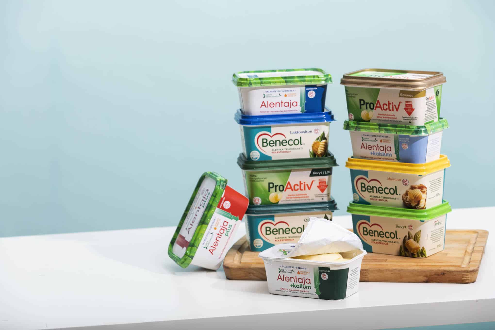 Useiden eri tuotemerkkien kolesterolia alentavia margariineja.