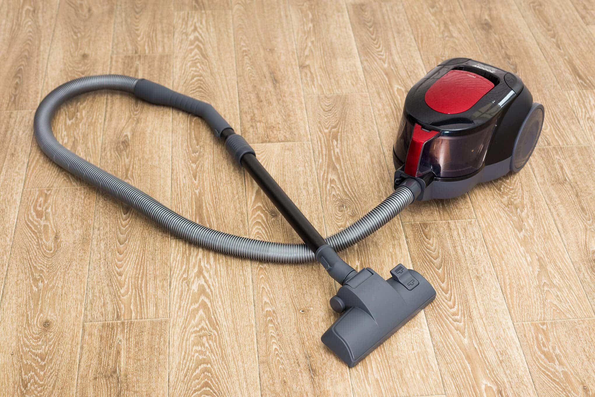 Pussiton pölynimuri puulattialla.