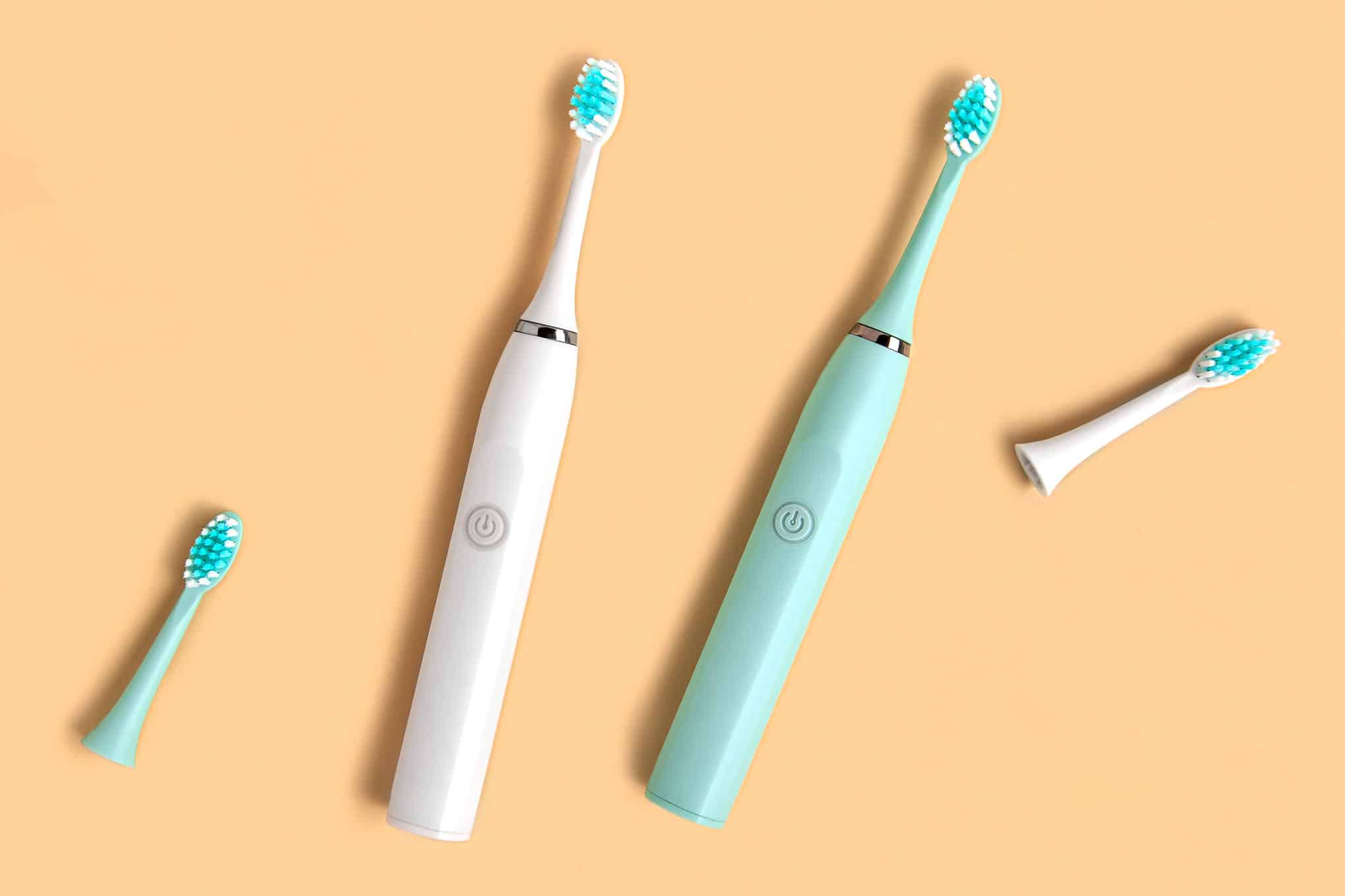 Valkoinen ja turkoosi sähköhammasharja.