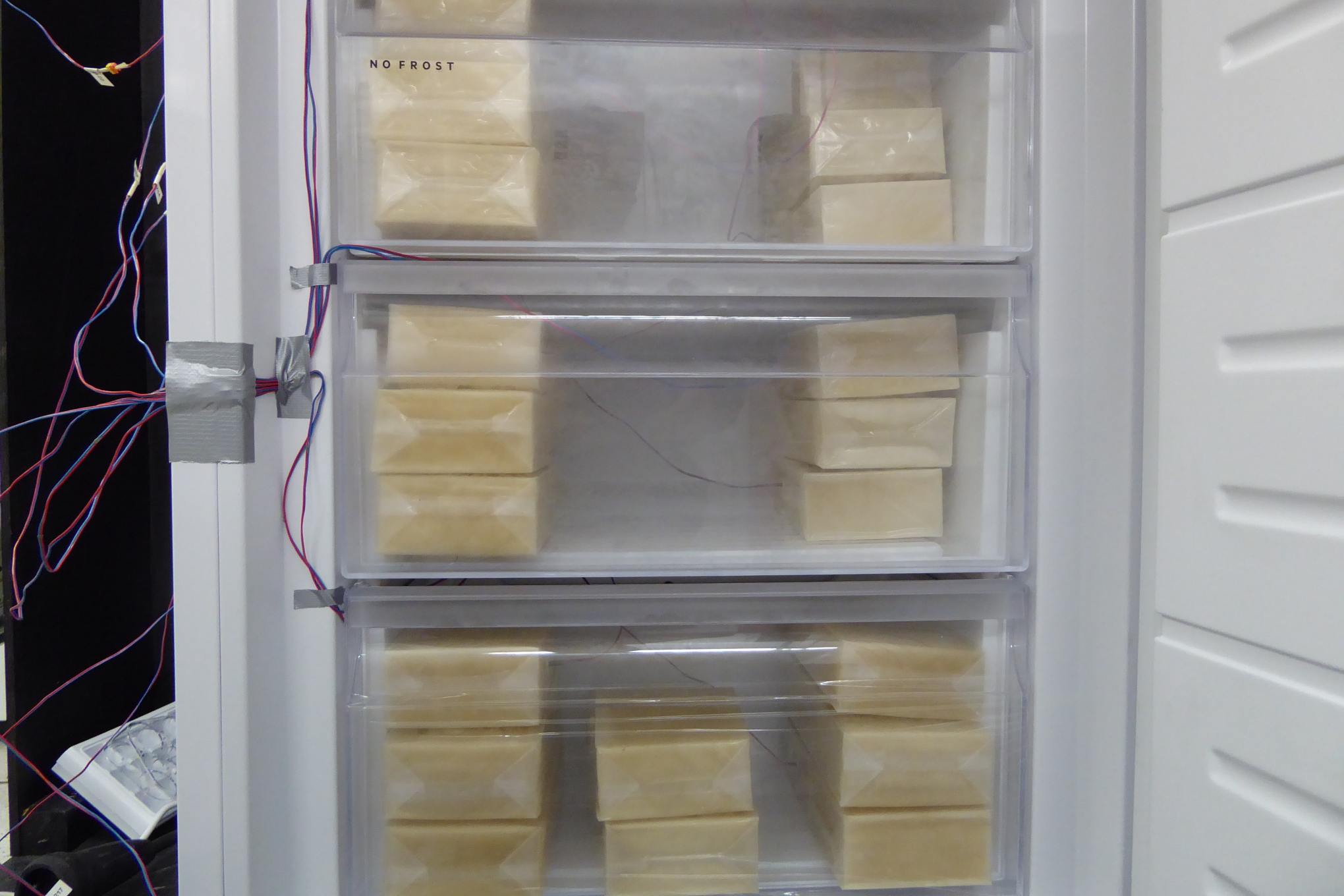 Pakastin, jossa on elintarvikkeita simuloivia pakkauksia.