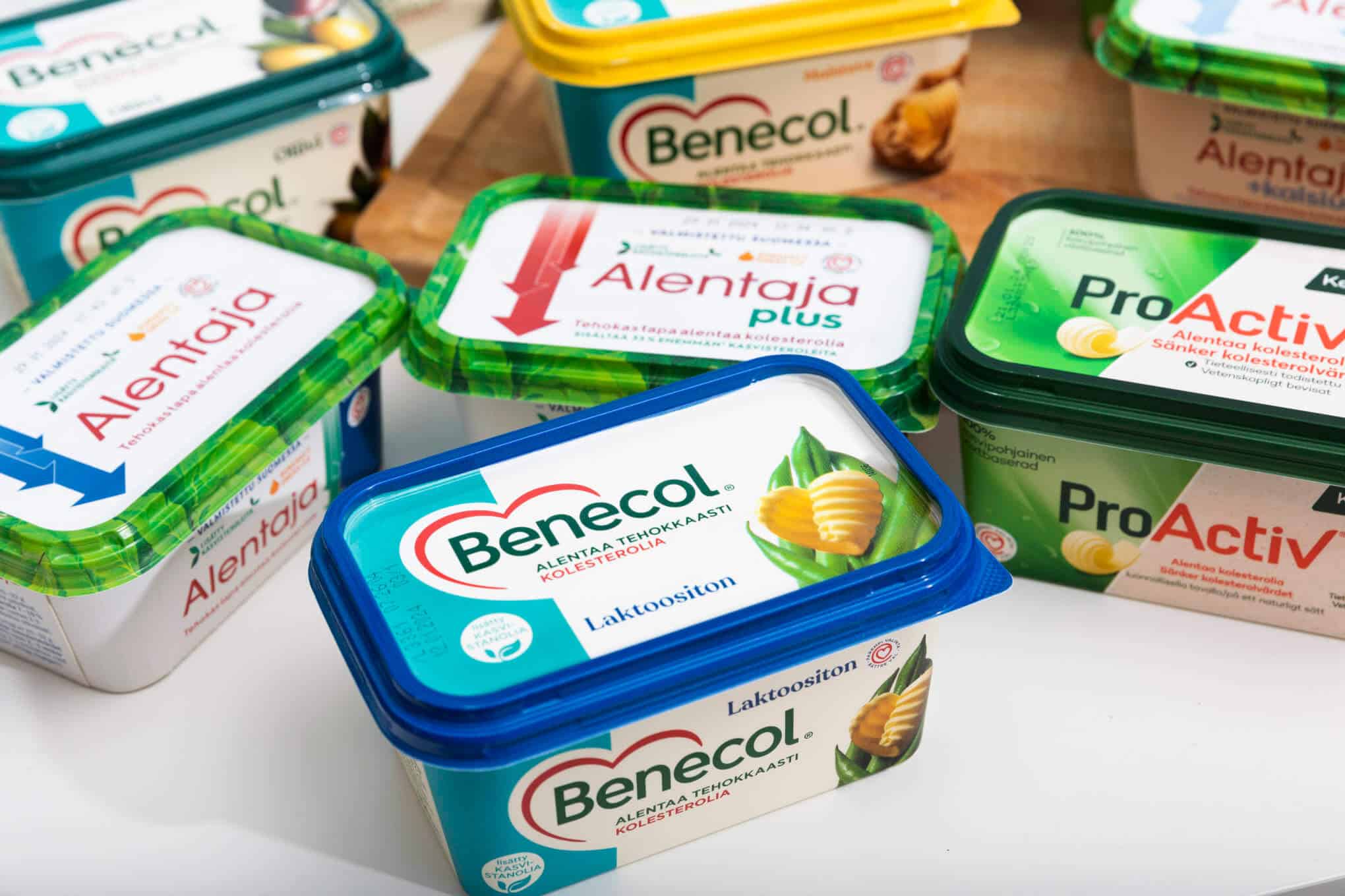 Useita eri merkkisiä margariinirasioita.